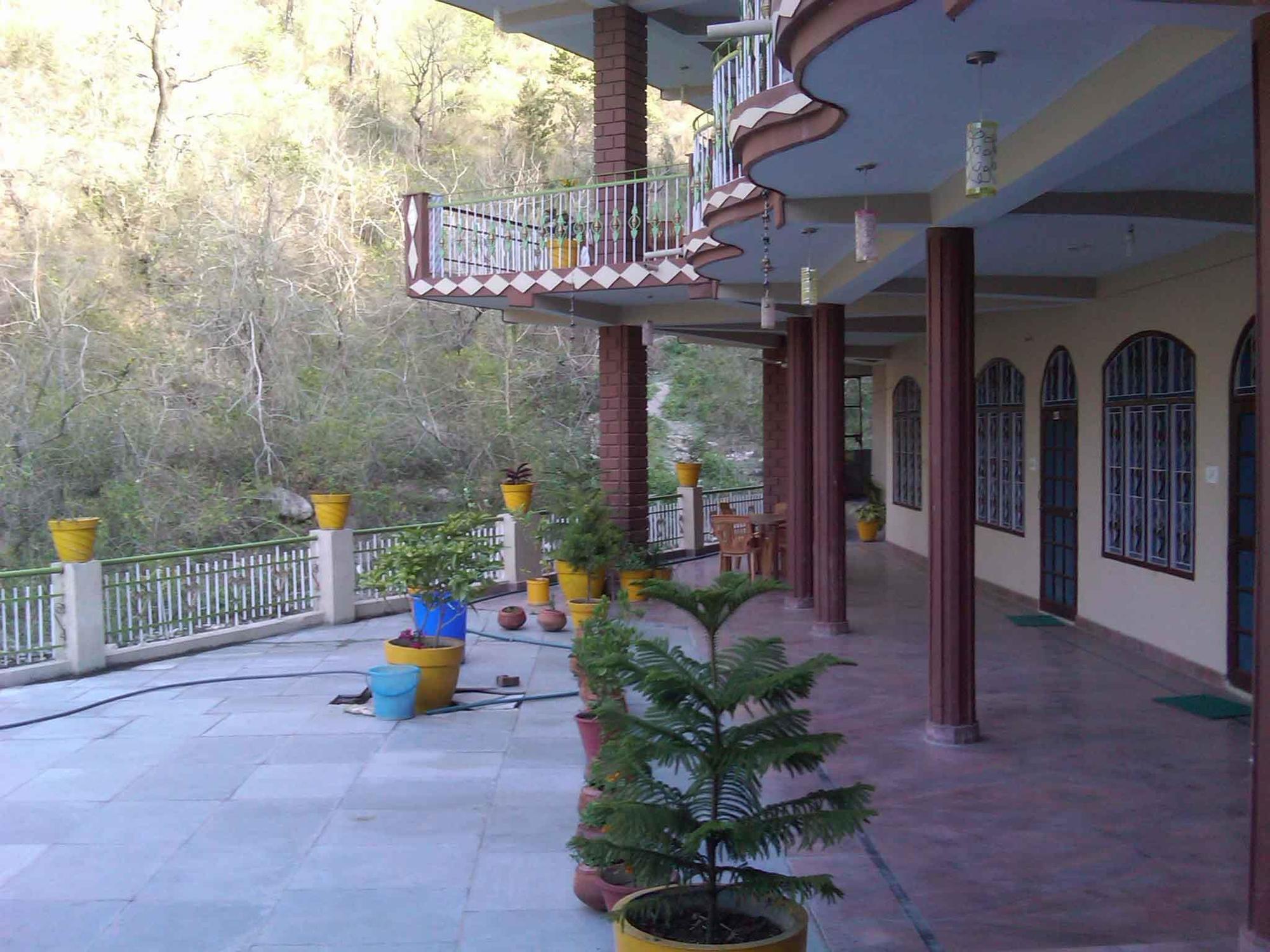 Отель Rishikesh Sadan A Yoga & Spritual Retreat Tapovan Экстерьер фото